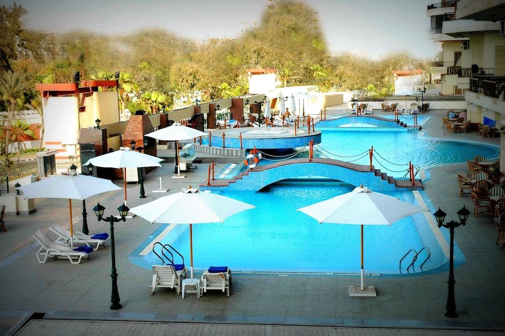 حوض السباحة