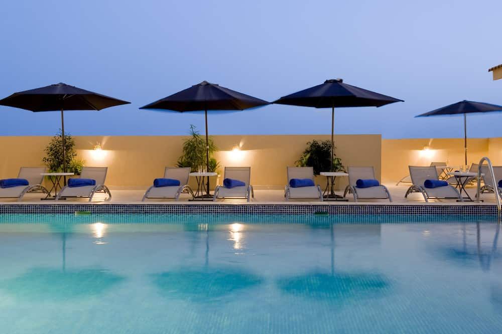 حوض السباحة