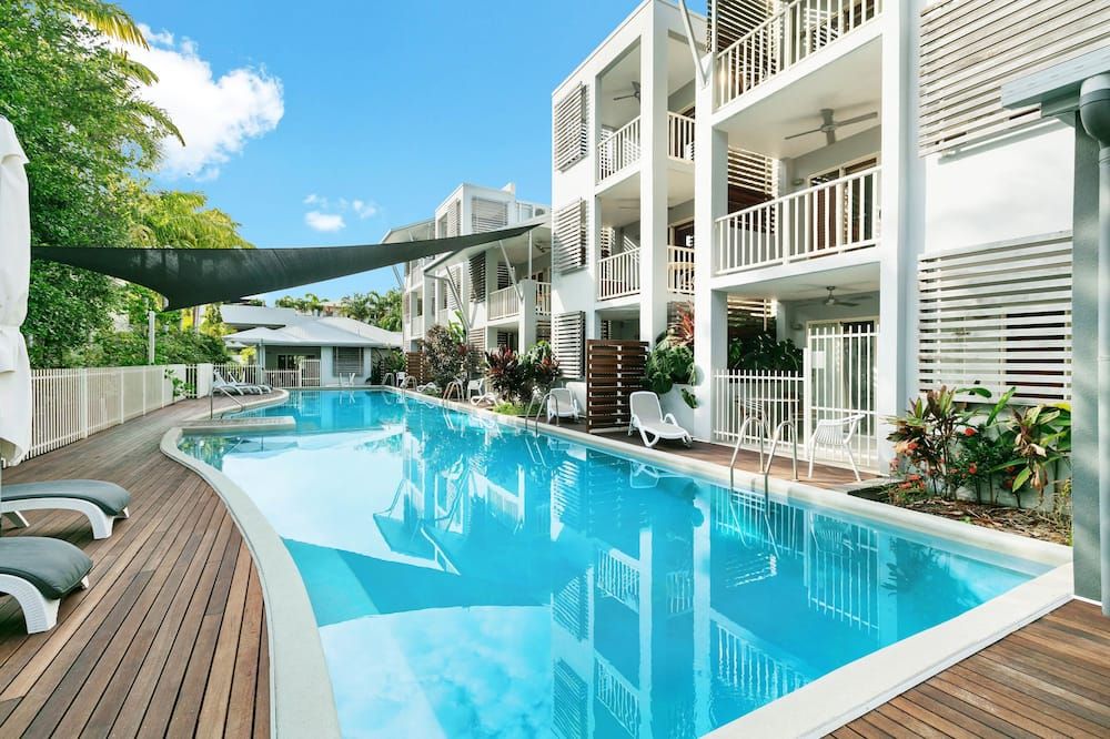 حوض السباحة