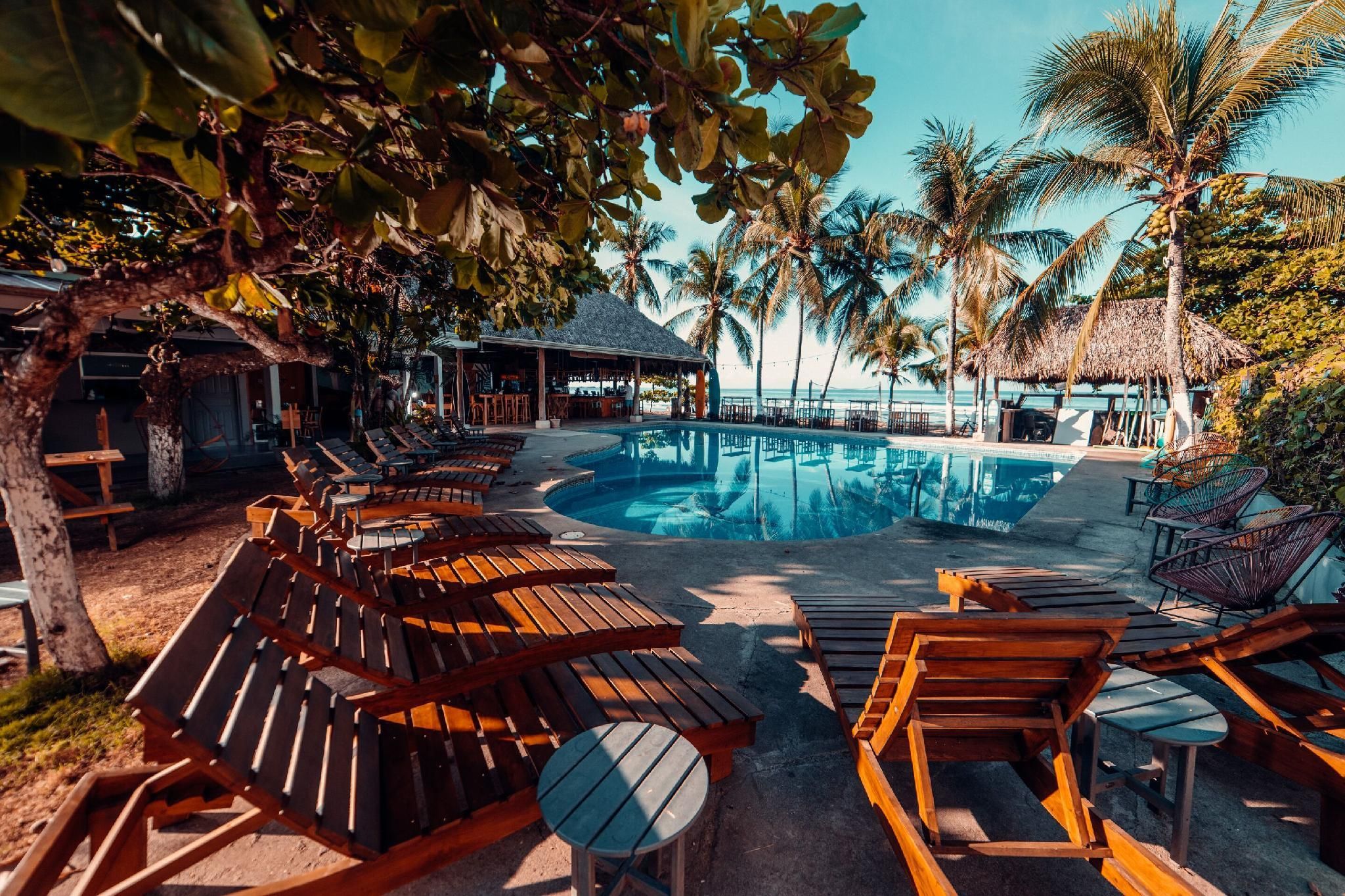 حوض السباحة