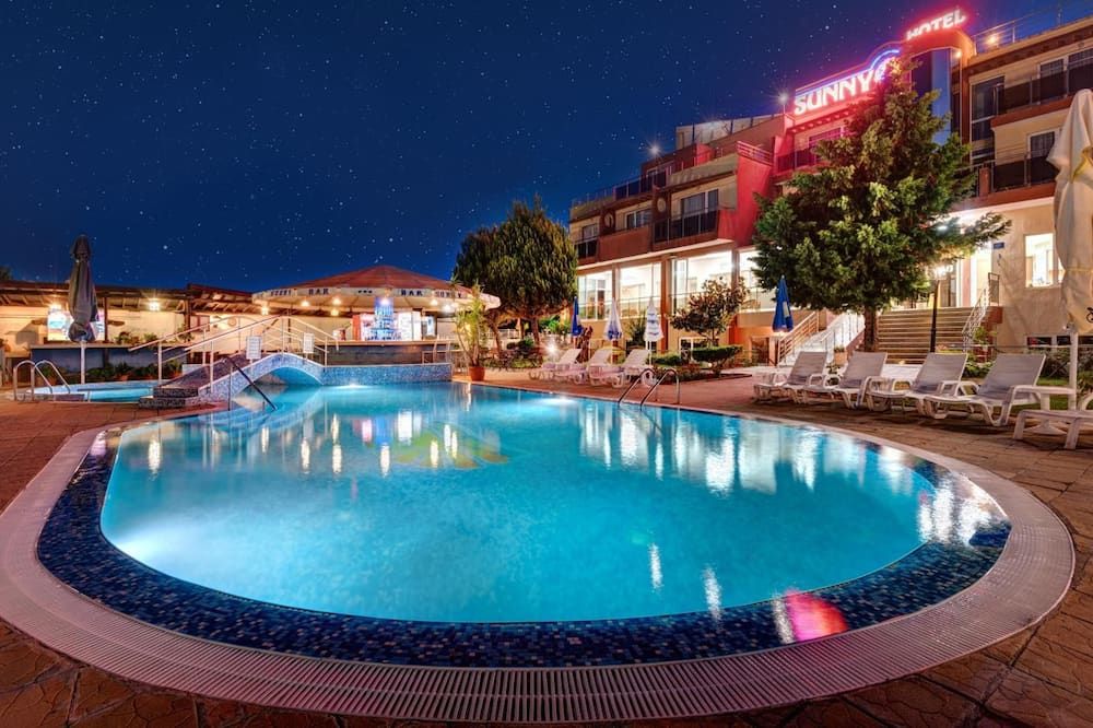 حوض السباحة