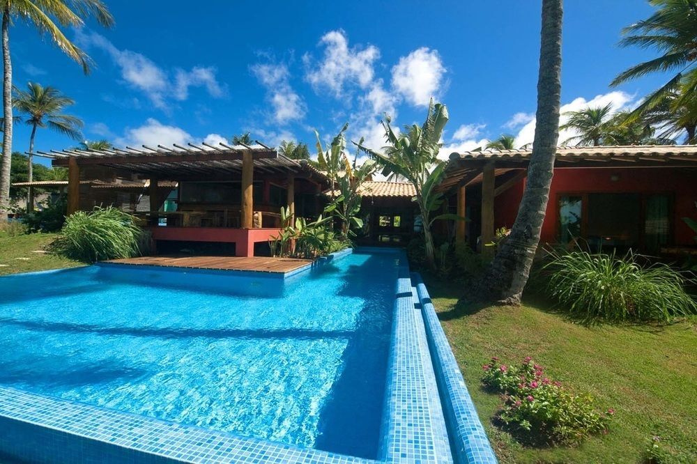 حوض السباحة