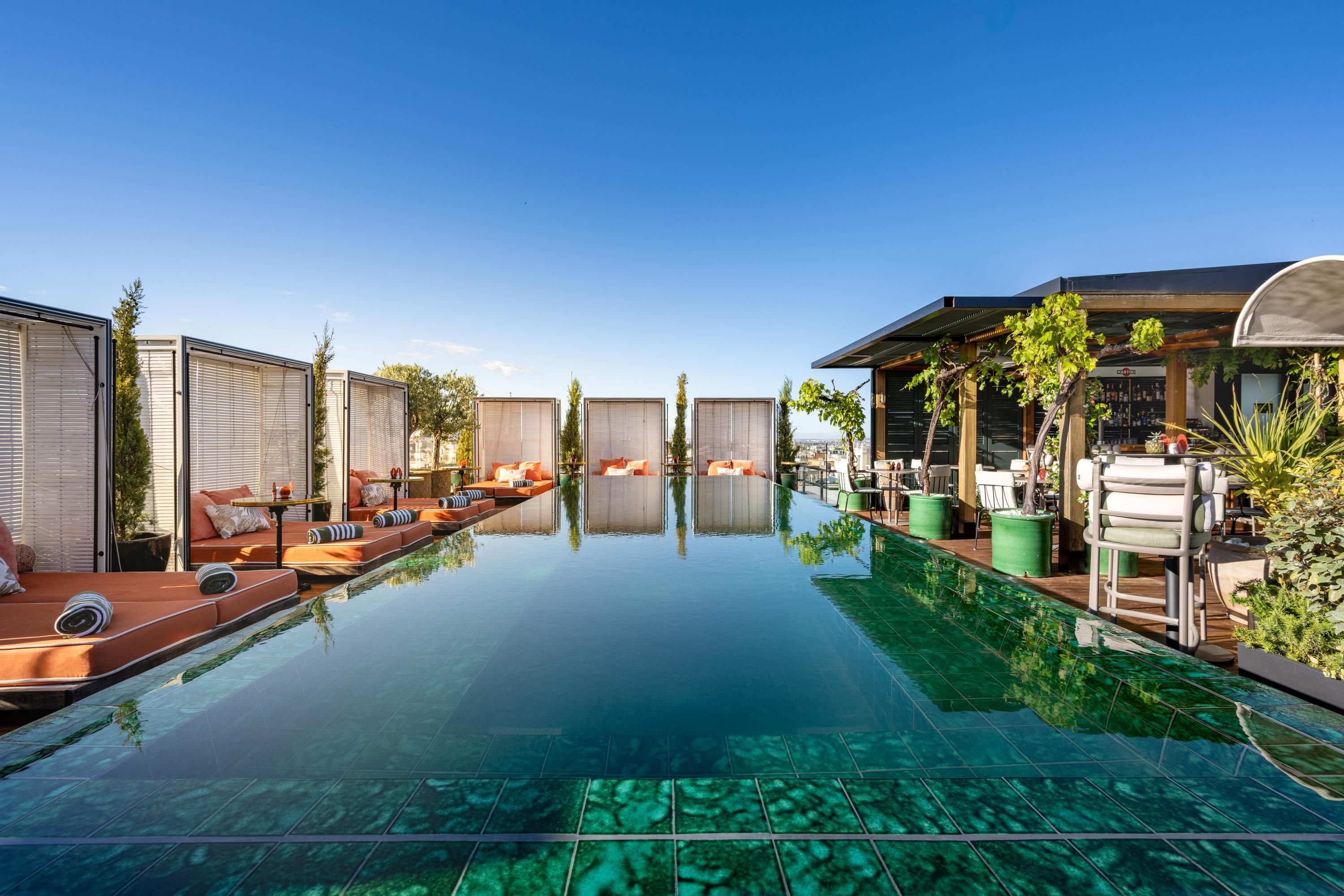 حوض السباحة