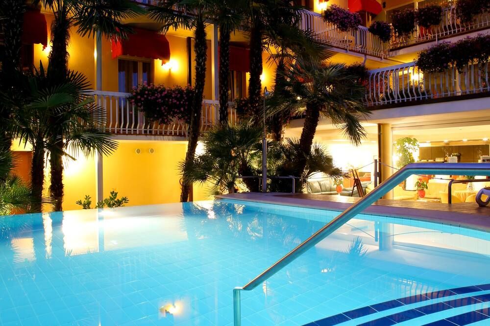 حوض السباحة