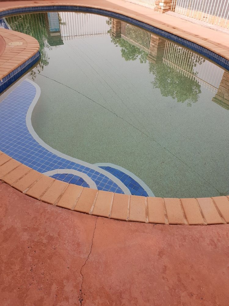 حوض السباحة