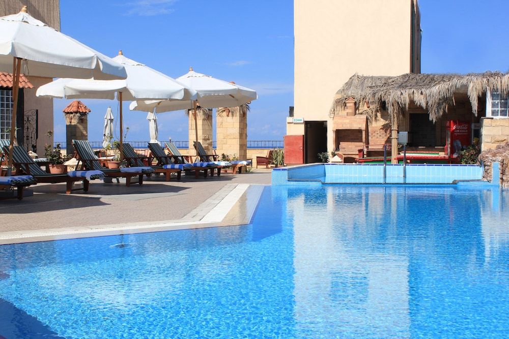 حوض السباحة