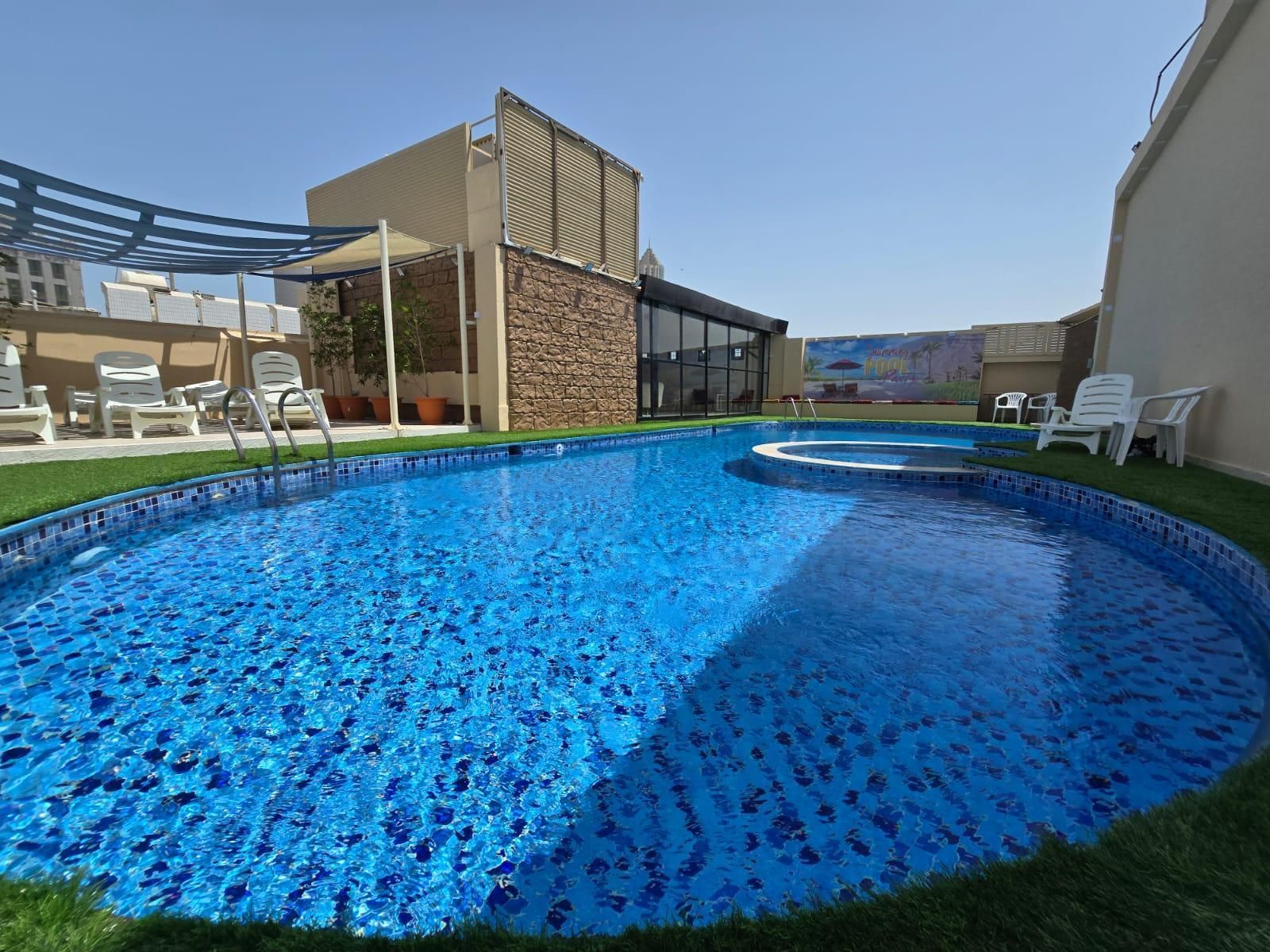 حوض السباحة