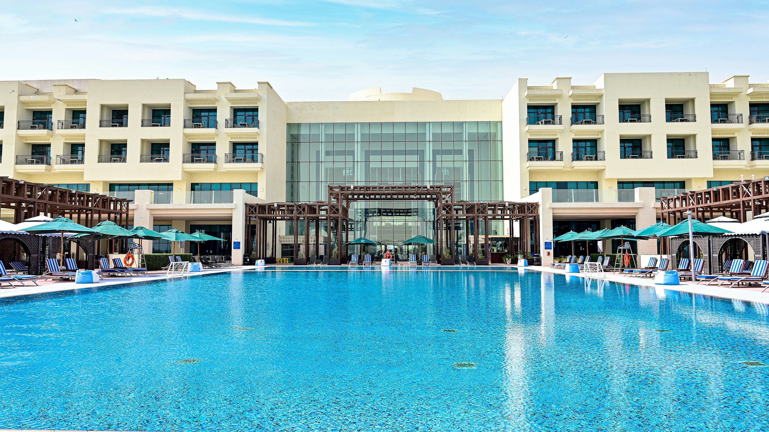 حوض السباحة