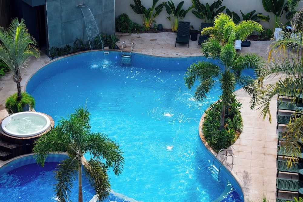 حوض السباحة