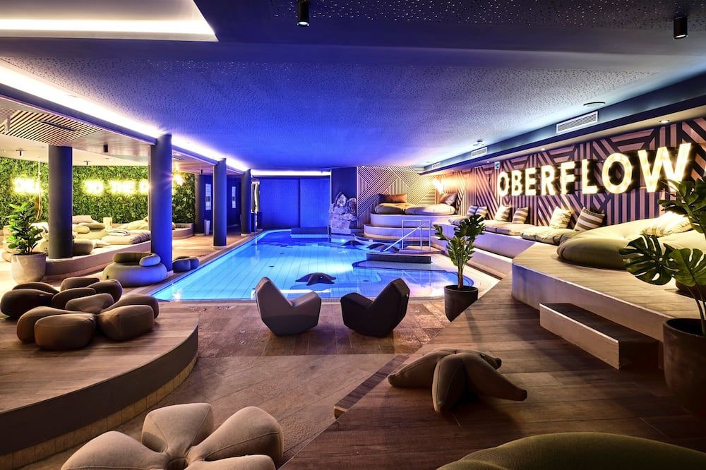 حوض السباحة