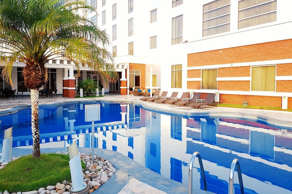 حوض السباحة