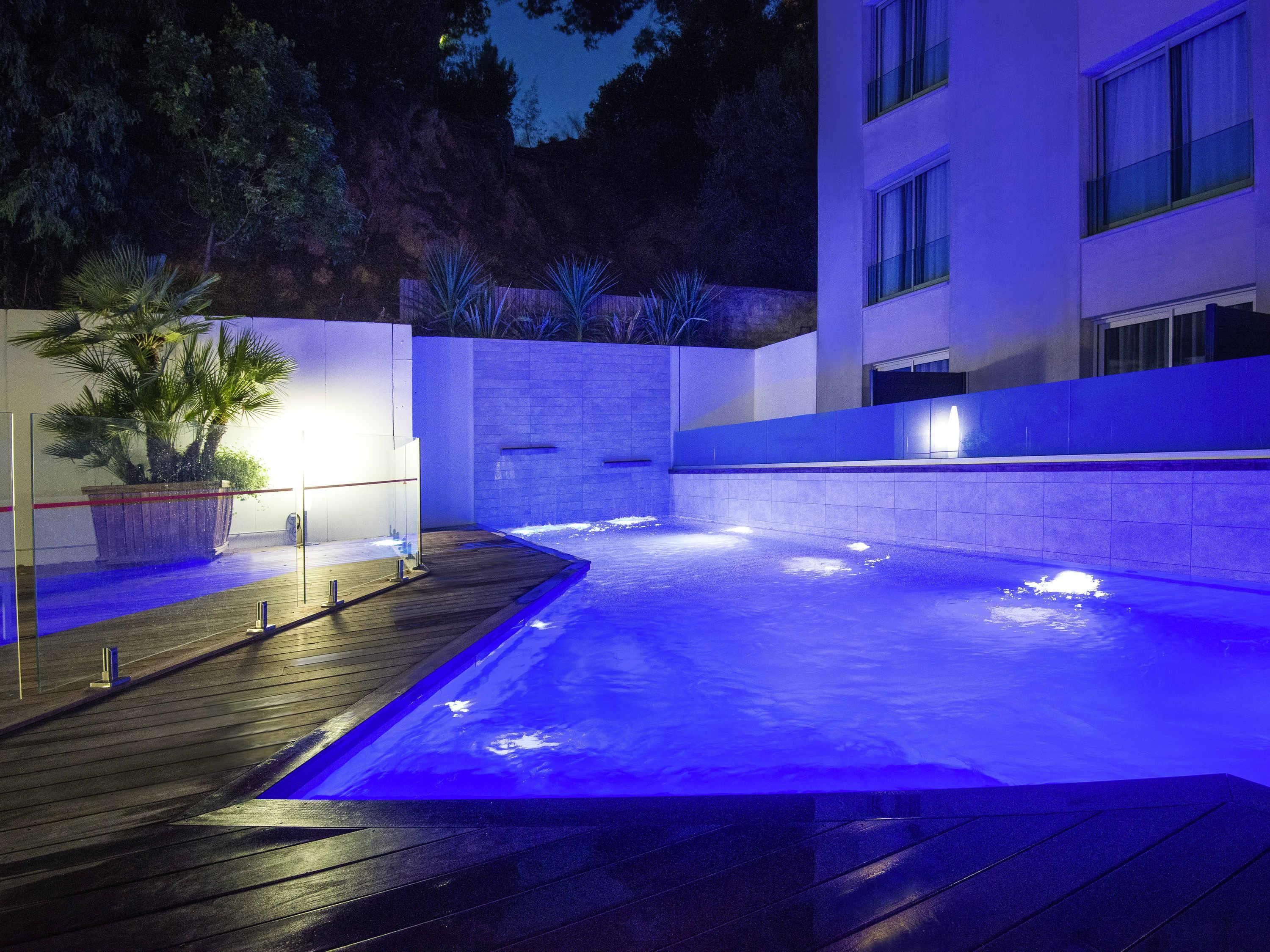 حوض السباحة