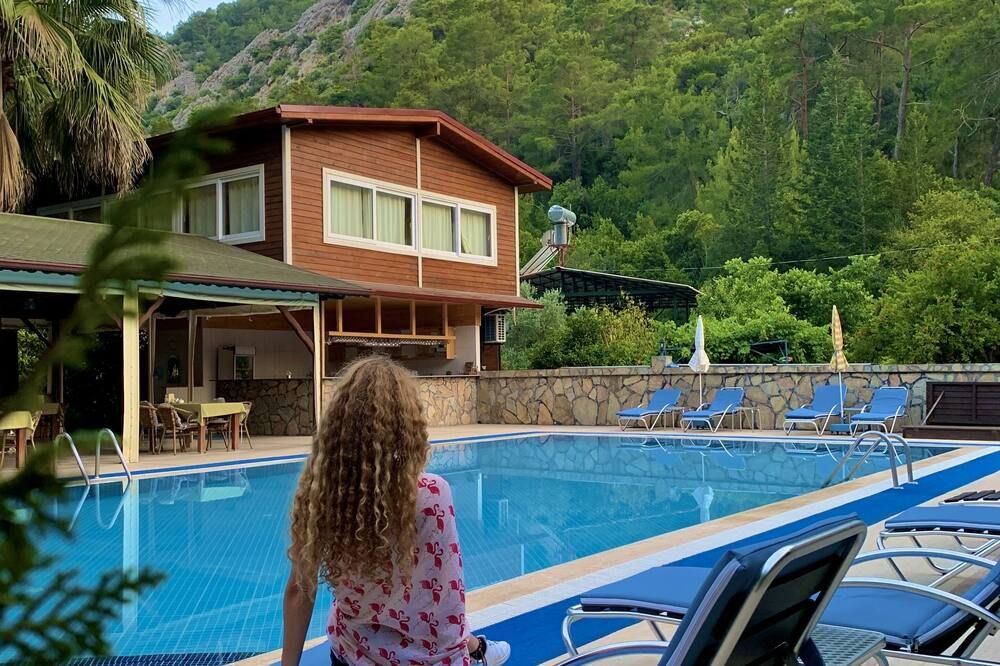 حوض السباحة