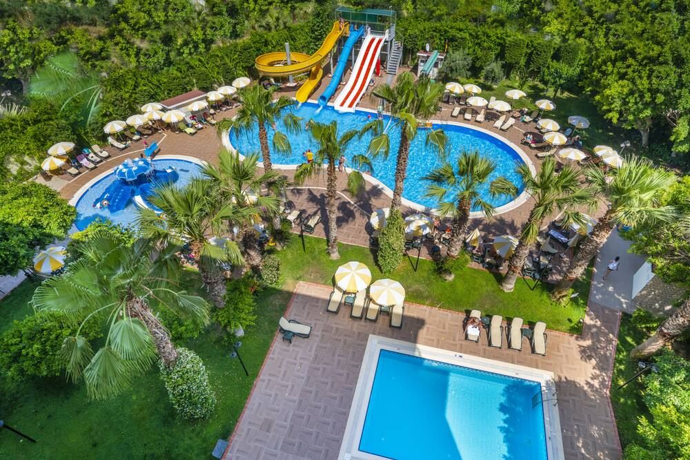 حوض السباحة