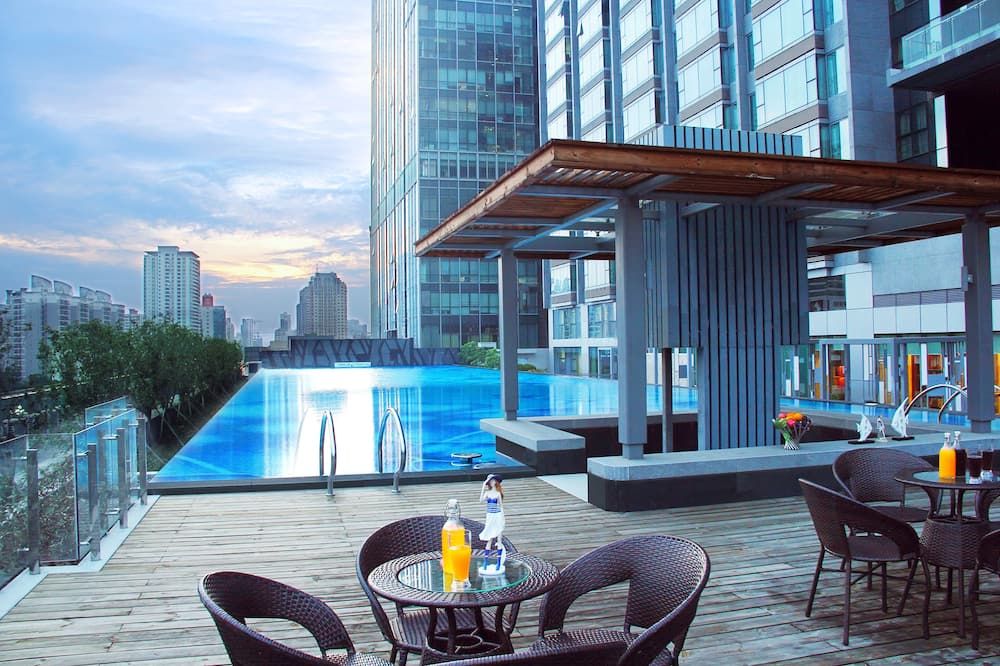 حوض السباحة