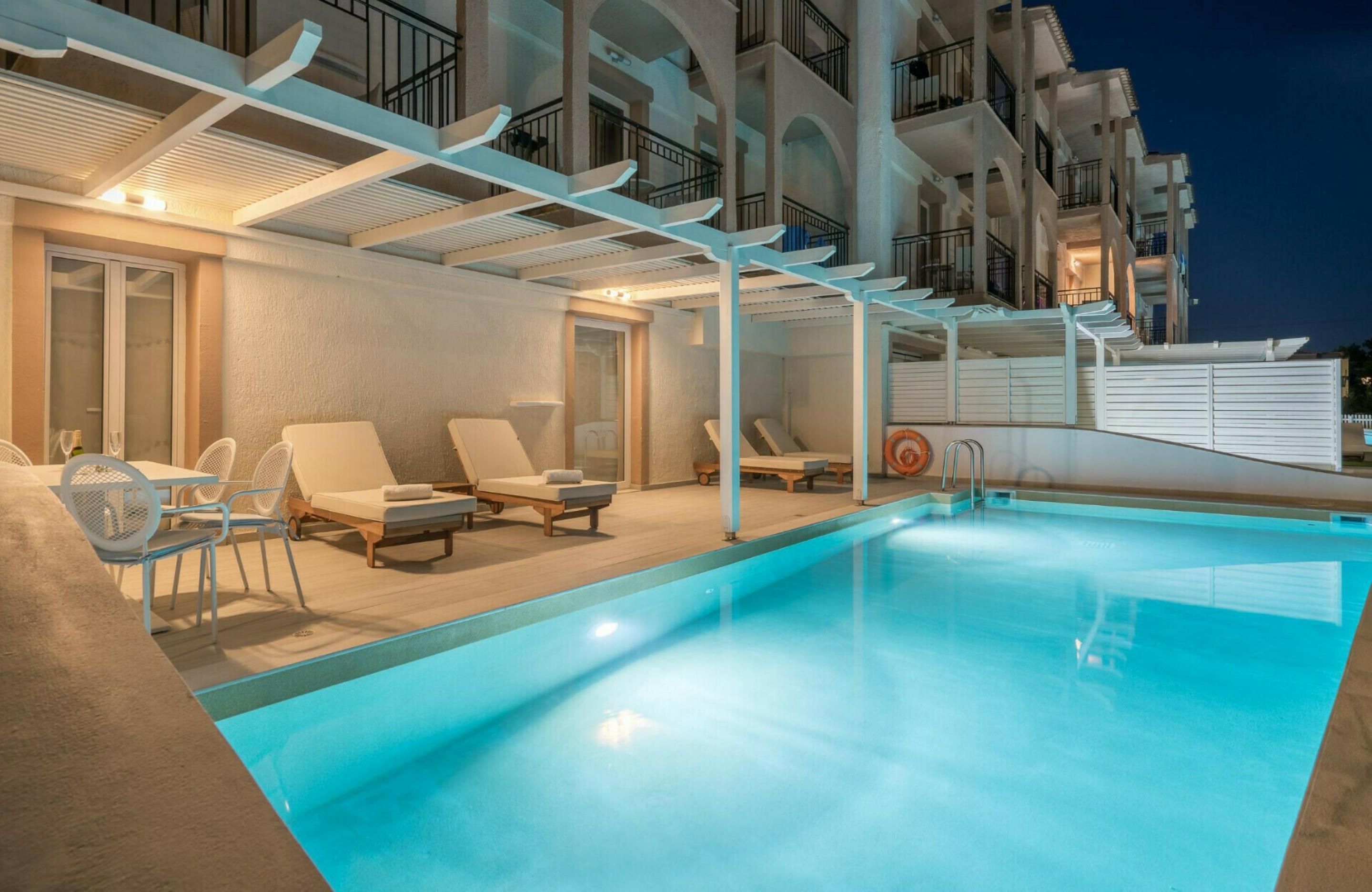 حوض السباحة