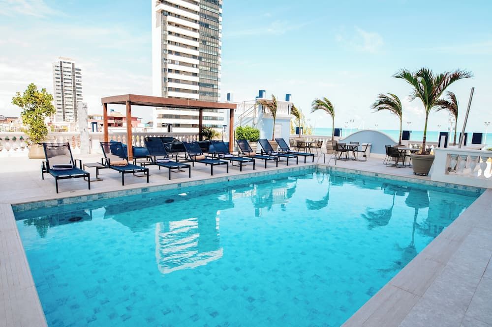 حوض السباحة