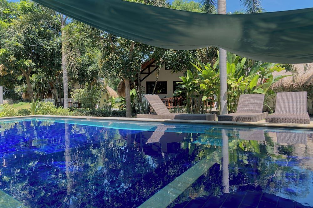 حوض السباحة