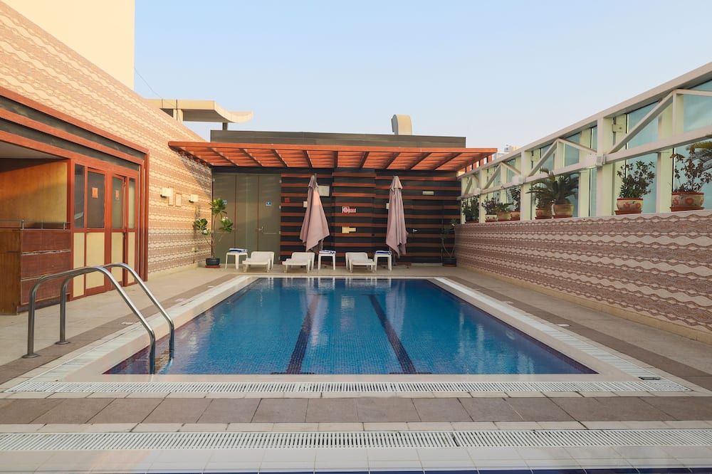 حوض السباحة