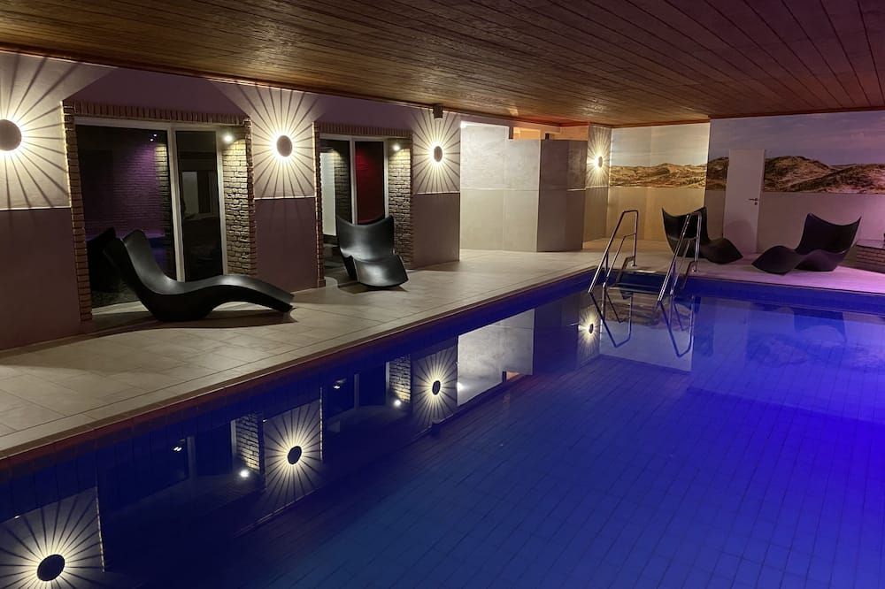 حوض السباحة