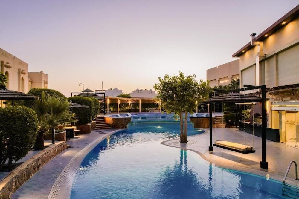 حوض السباحة