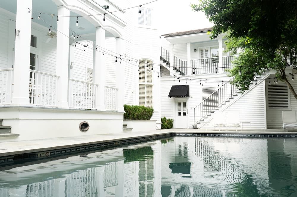 حوض السباحة