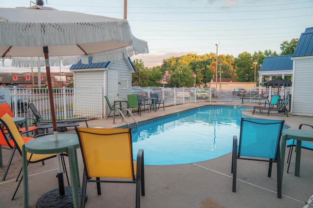 حوض السباحة