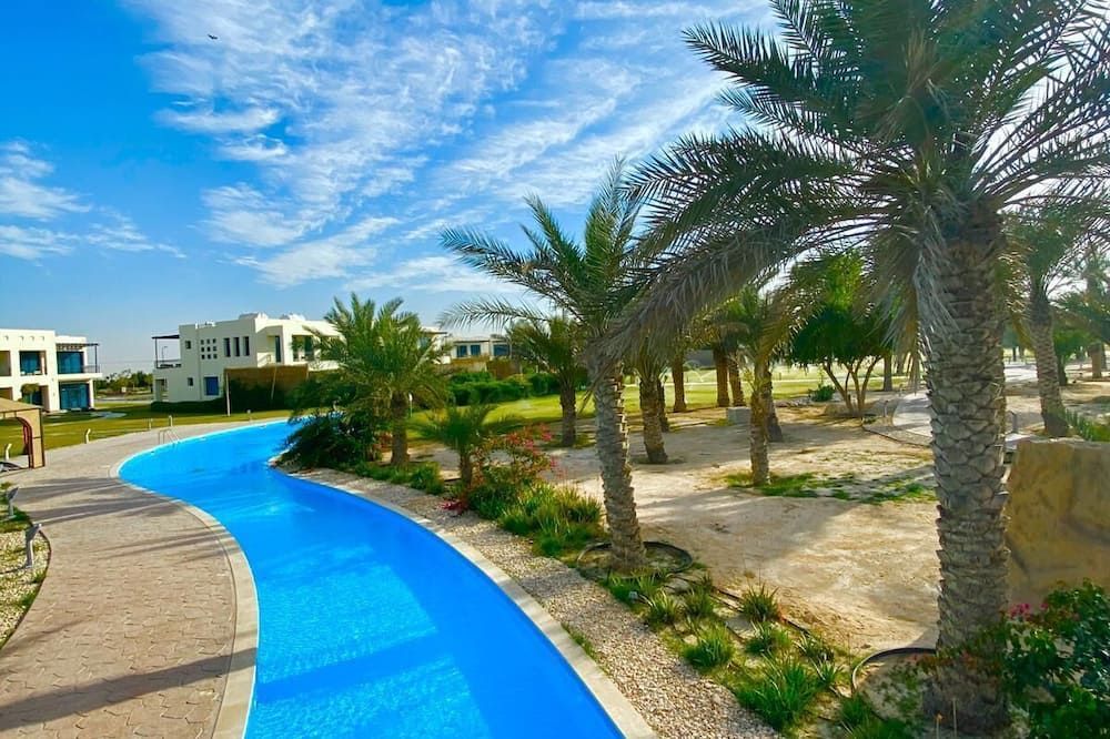 حوض السباحة