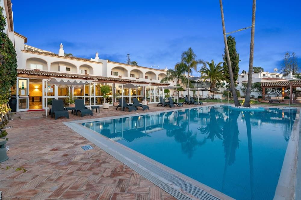 حوض السباحة