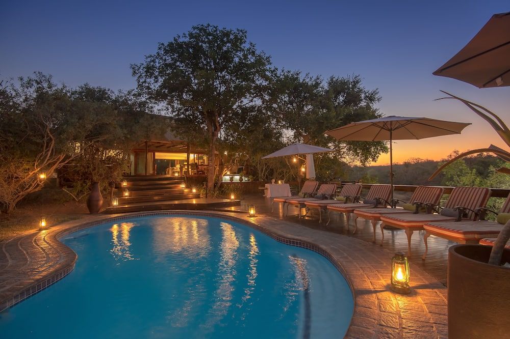 حوض السباحة