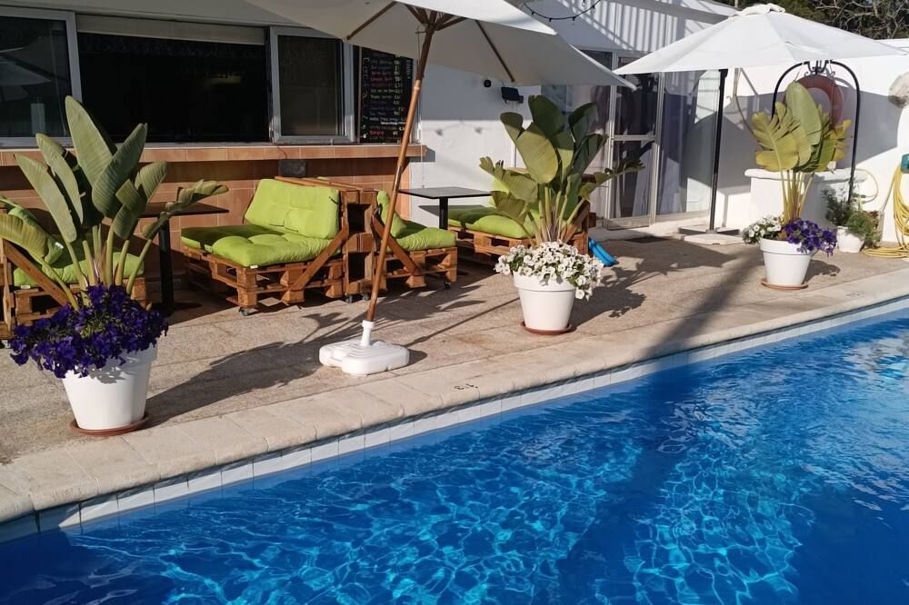 حوض السباحة