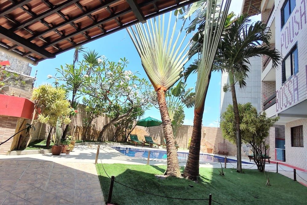 حوض السباحة