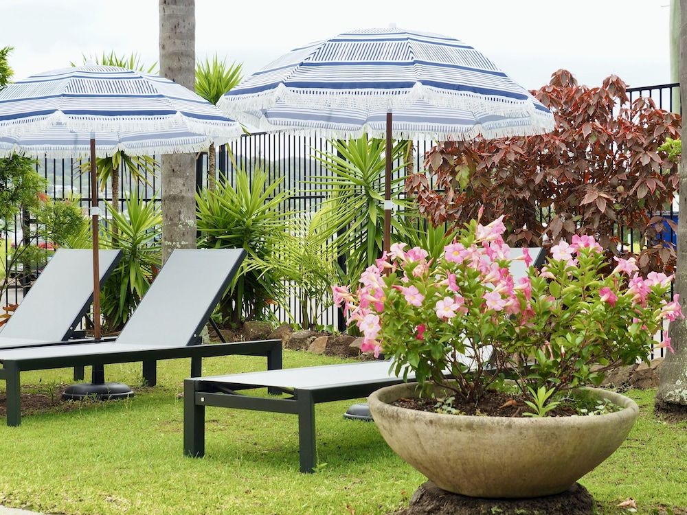 حوض السباحة