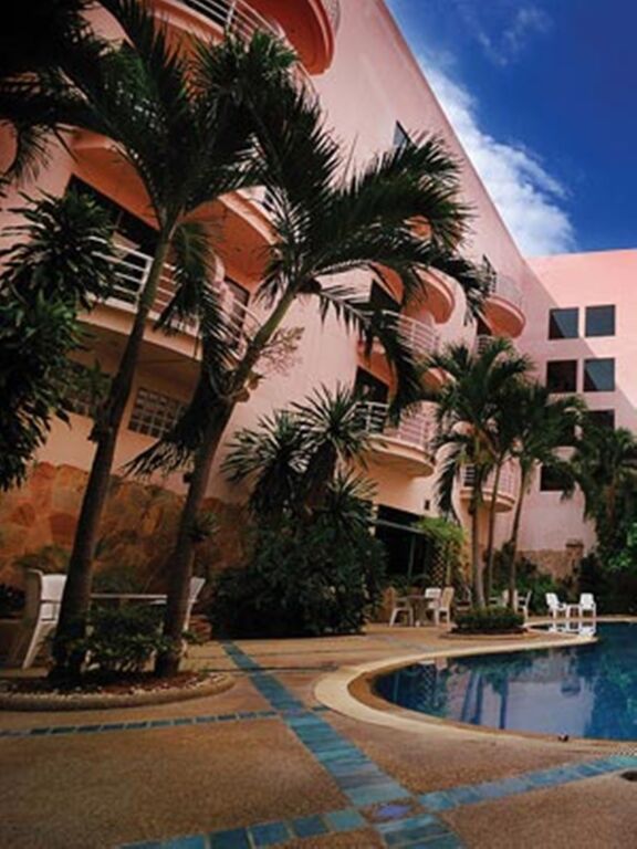 حوض السباحة