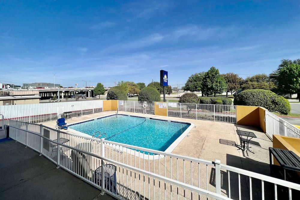 حوض السباحة