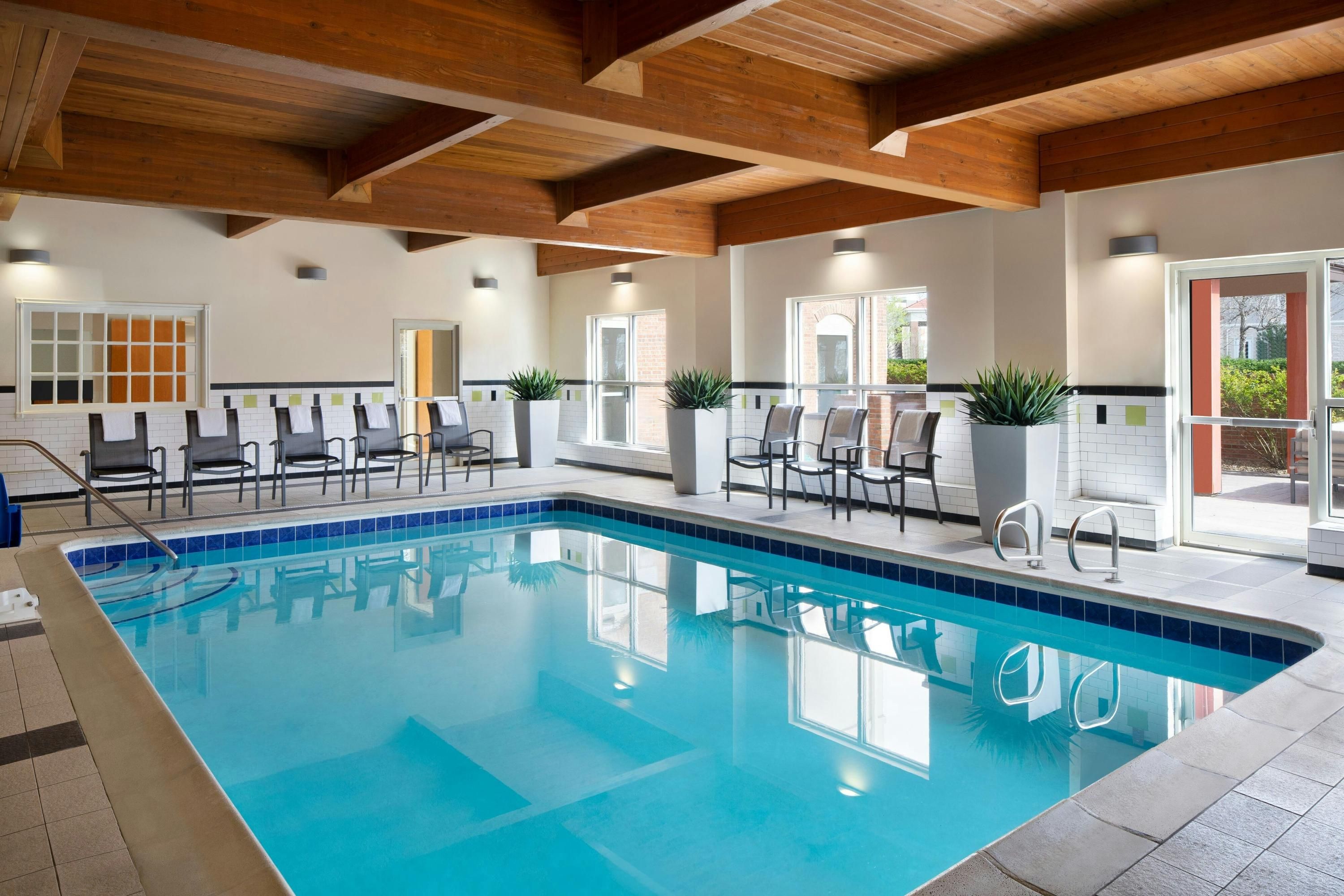 حوض السباحة