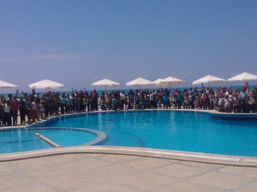 حوض السباحة