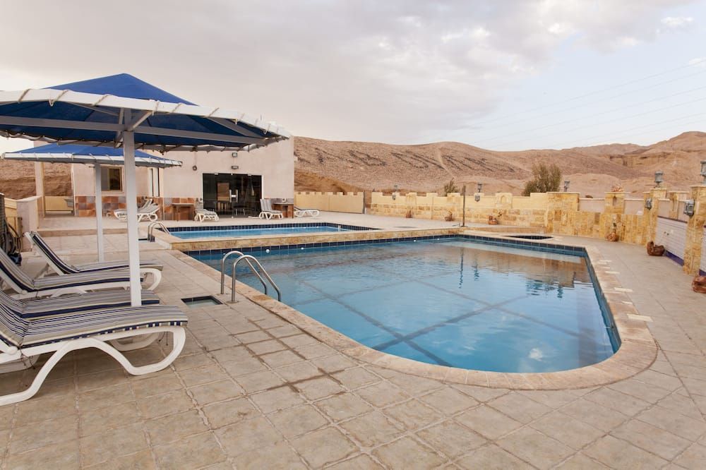 حوض السباحة