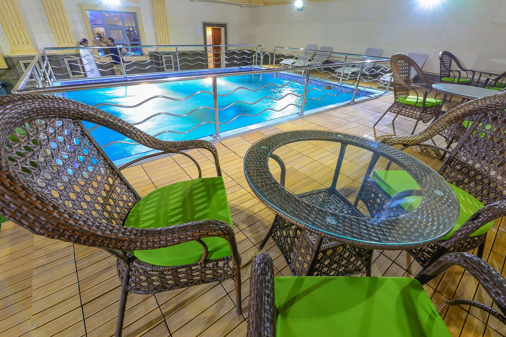 حوض السباحة