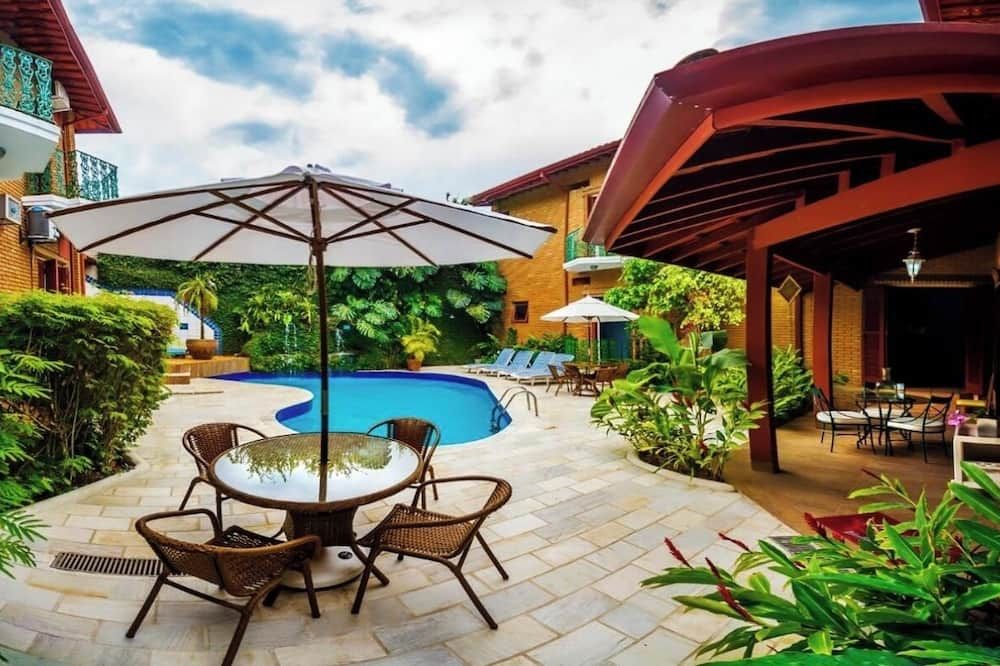 حوض السباحة