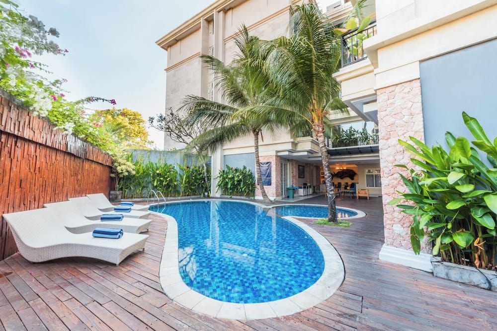 حوض السباحة