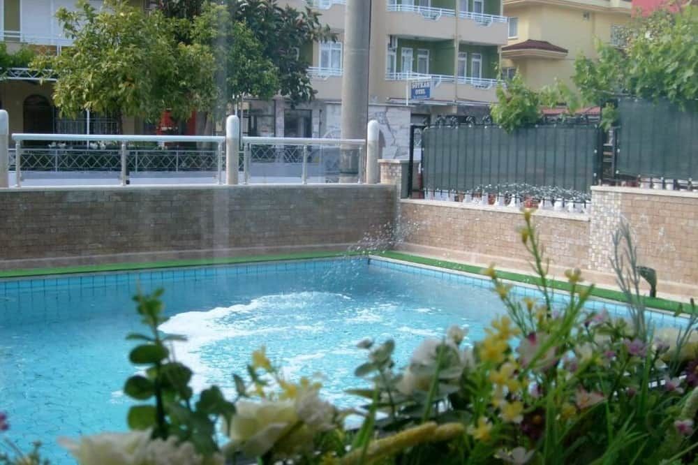 حوض السباحة