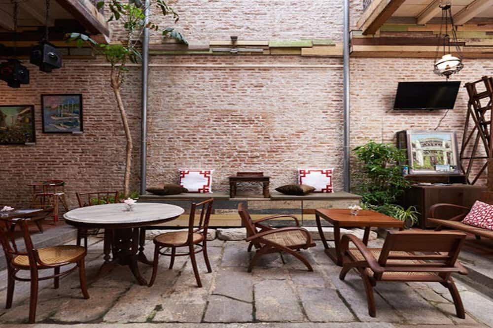 شرفة مرصوفة