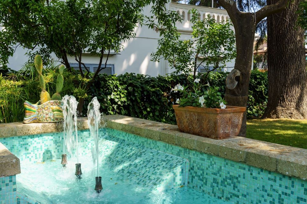 حوض السباحة