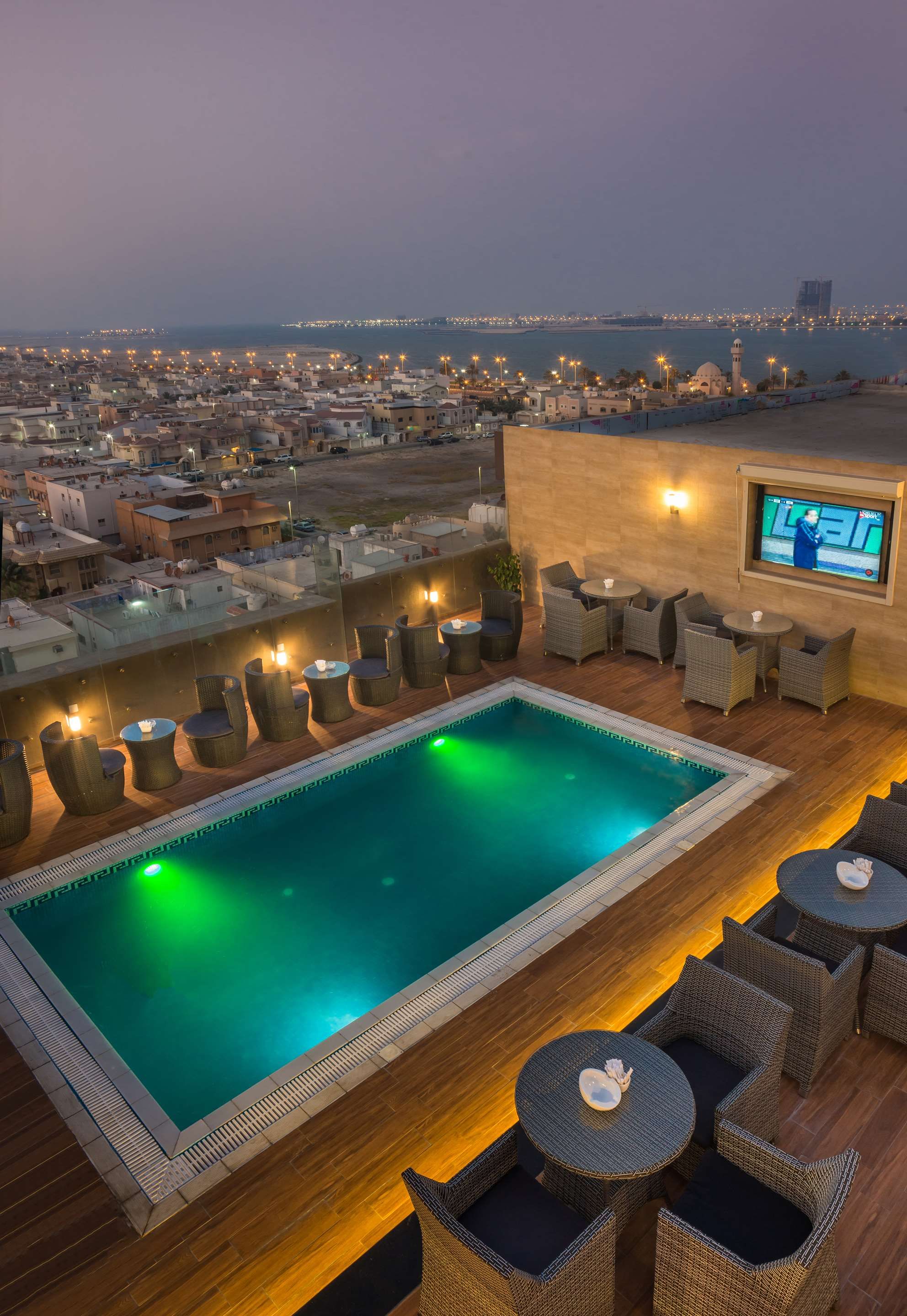 حوض السباحة