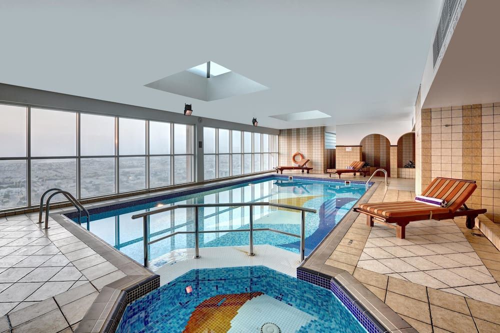 حوض السباحة