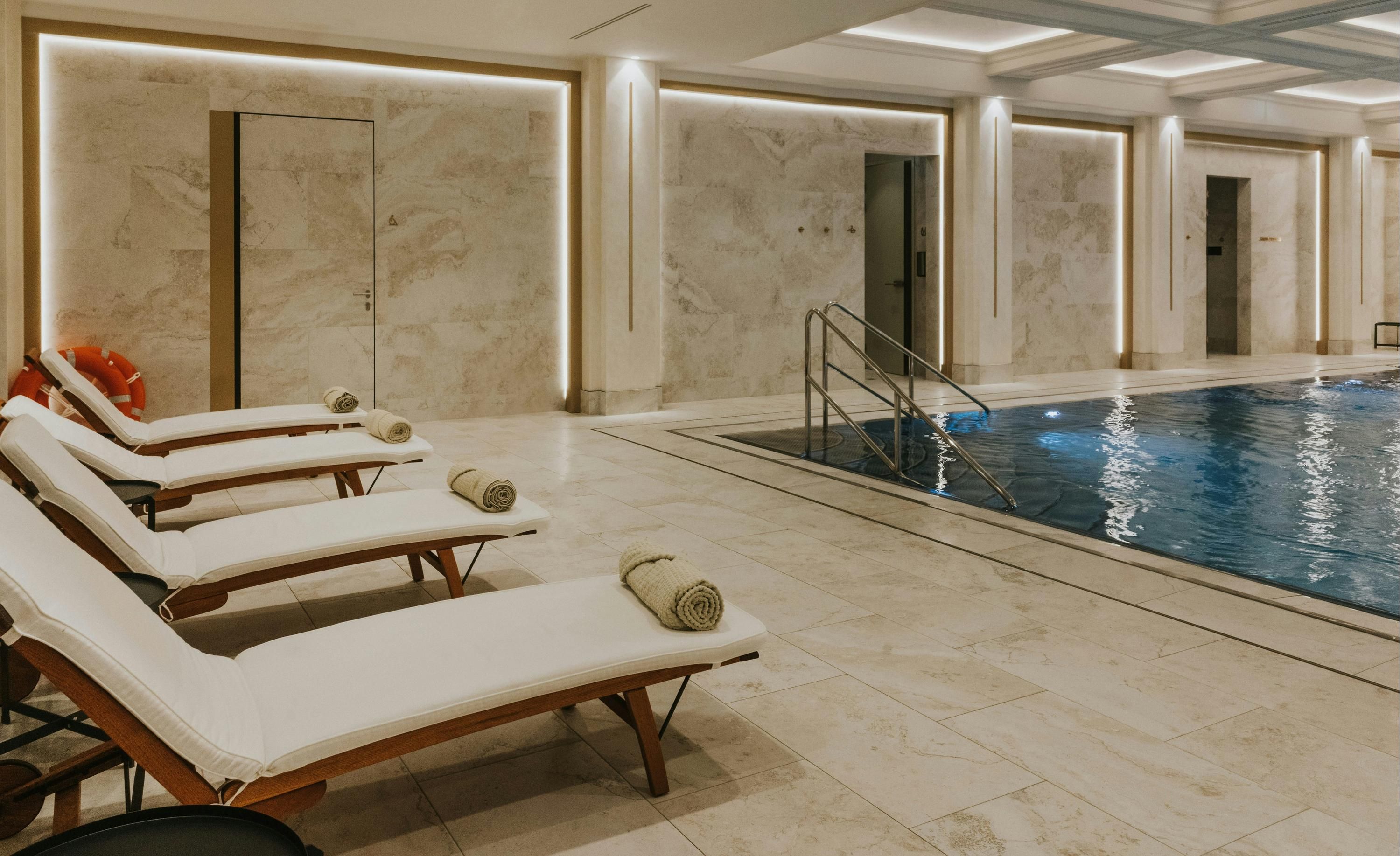 حوض السباحة