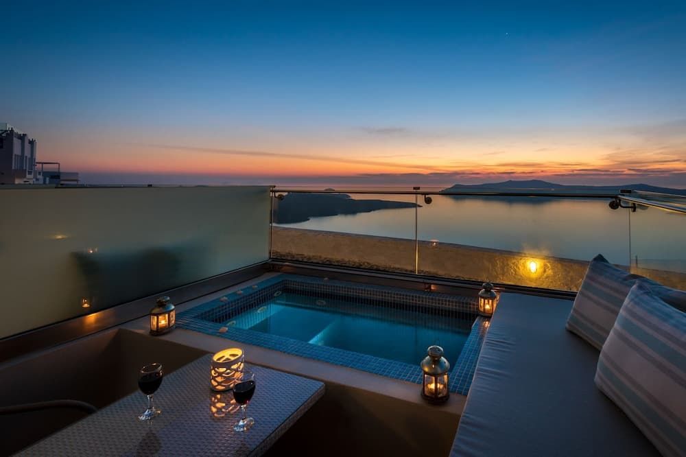 حوض السباحة