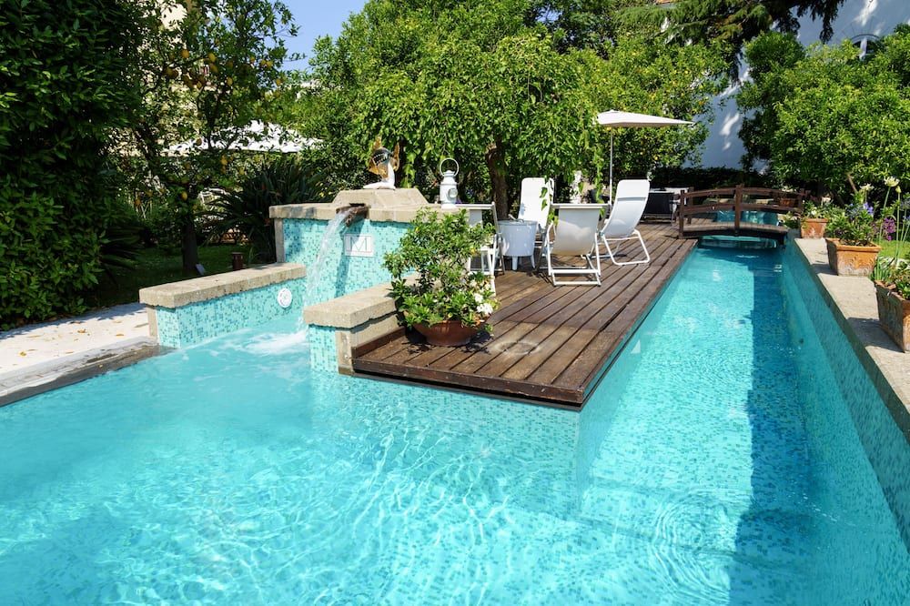 حوض السباحة صورة