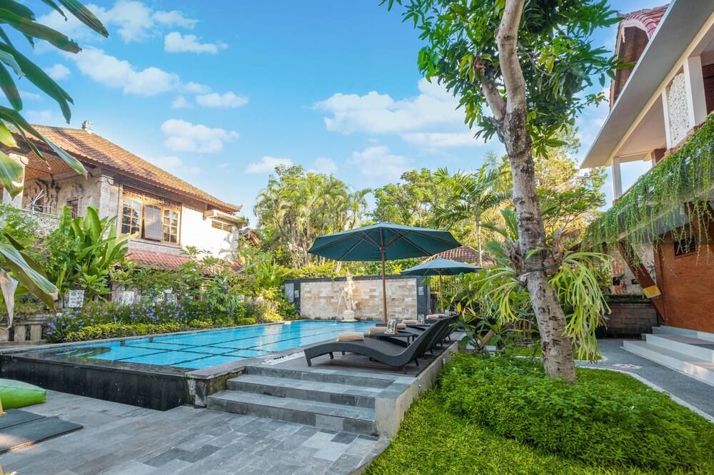 حوض السباحة